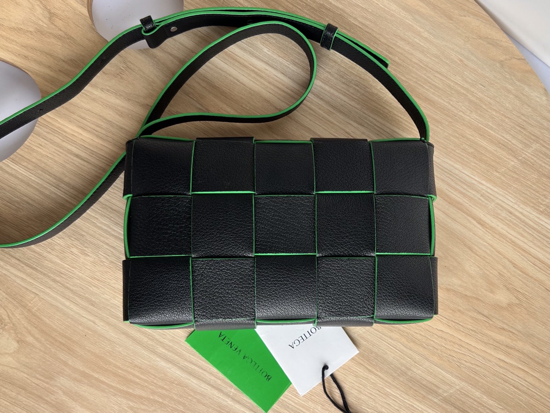 Cassette Intreccio Leather Cross-body Bag Black/Green